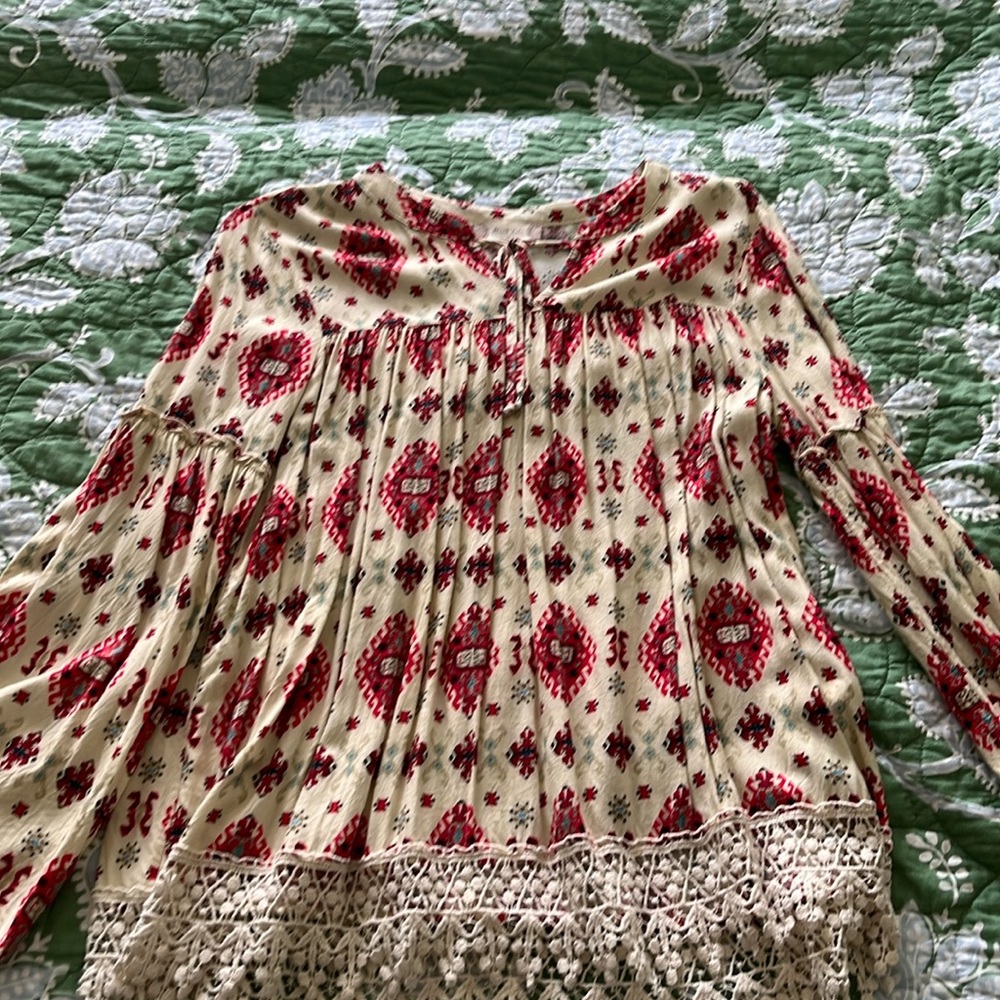 Altard state blouse with cute lace at the bottom size Medium EUC